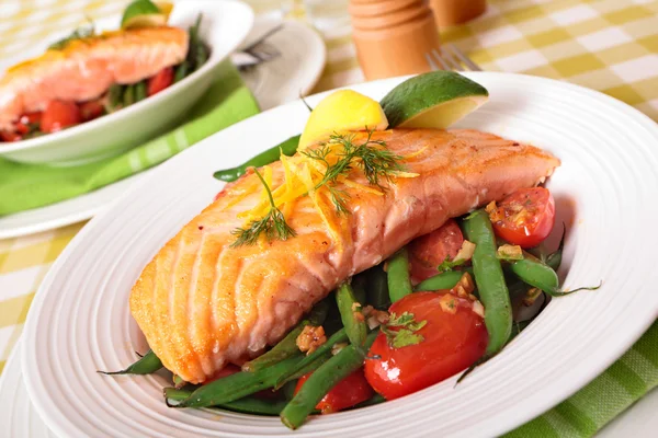 Grilled salmon with green beans and cherry tomatoes — Stock Photo, Image