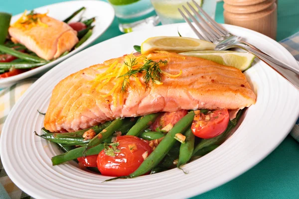 Grilled salmon with green beans and cherry tomatoes — Stock Photo, Image