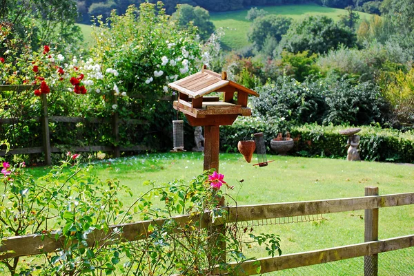 Birdhouse dengan bunga-bunga taman pastoral di Cotswolds, Inggris — Stok Foto