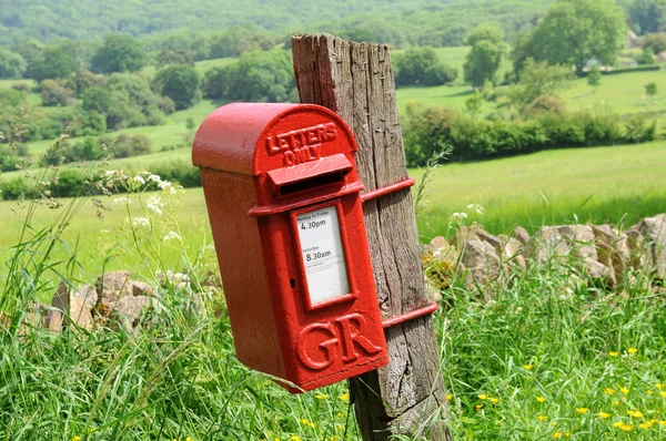 Briefkasten in englischer Landschaft von Cotswolds — Stockfoto