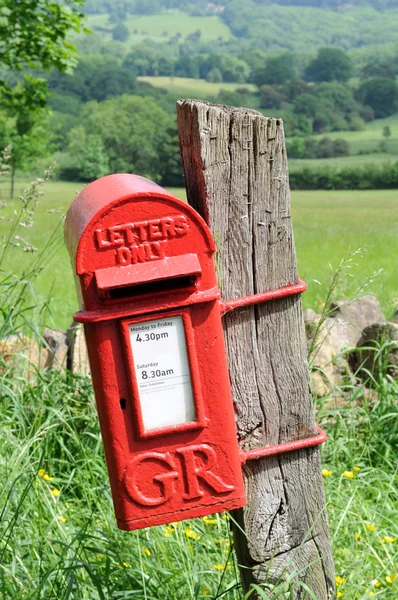 Caixa postal na zona rural inglesa de Cotswolds — Fotografia de Stock