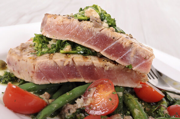 Seared tuna steak with bean and tomato salad