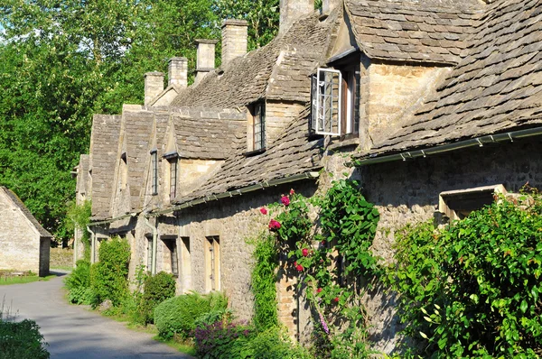 Traditionele oude huizen in Engels platteland van Cotswolds — Stockfoto