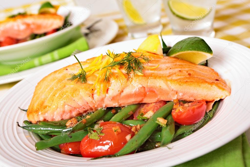 Grilled salmon with green beans and cherry tomatoes