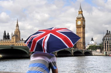 Büyük Ben ve Londra İngiliz bayrağı şemsiye ile turizm