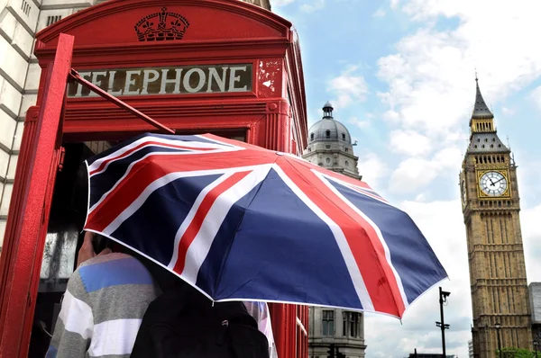 Turista em caixa telefônica e Big Ben em Londres — Fotografia de Stock