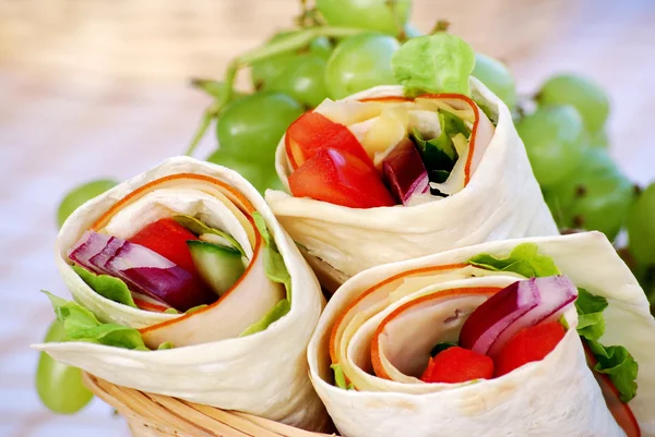 Sandwiches in Picknickkorb wickeln — Stockfoto