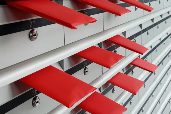 Caixas de correio e envelopes vermelhos — Fotografia de Stock