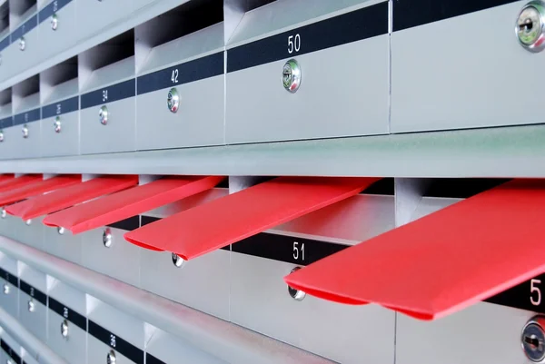 Poštovní schránky a červené obálky — Stock fotografie