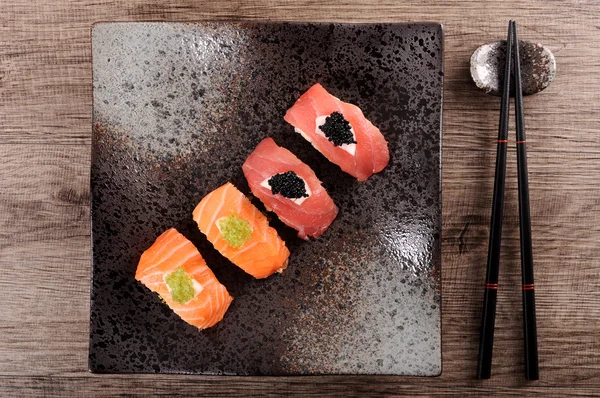 Sushi: Atum e sushi de salmão com pauzinhos — Fotografia de Stock