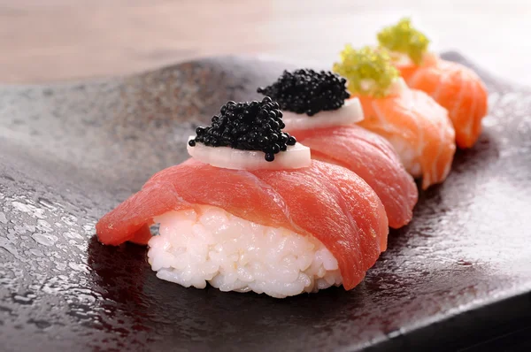 Sushi: Tonfisk och lax sushi set med kaviar — Stockfoto