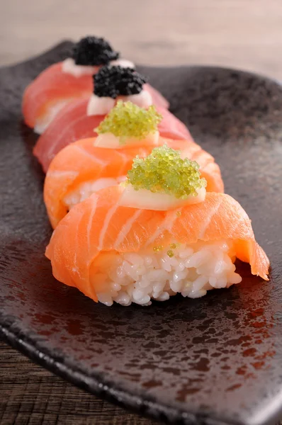Sushi: Tonhal és a lazac sushi szett kaviár — Stock Fotó