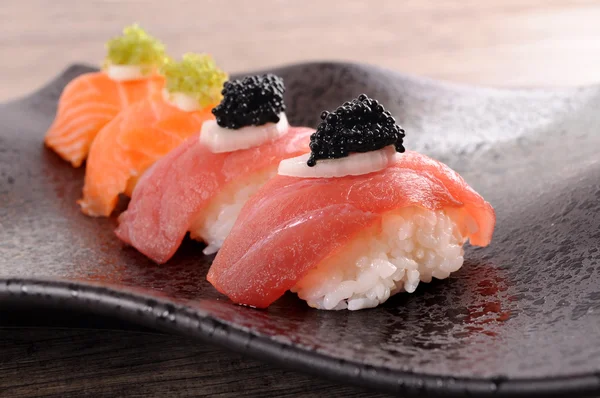 Sushi: Atum e sushi de salmão com caviar — Fotografia de Stock