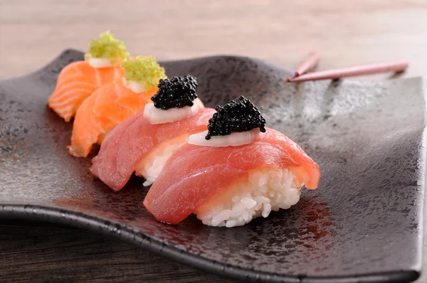 Sushi: Tonfisk och lax sushi med pinnar — Stockfoto