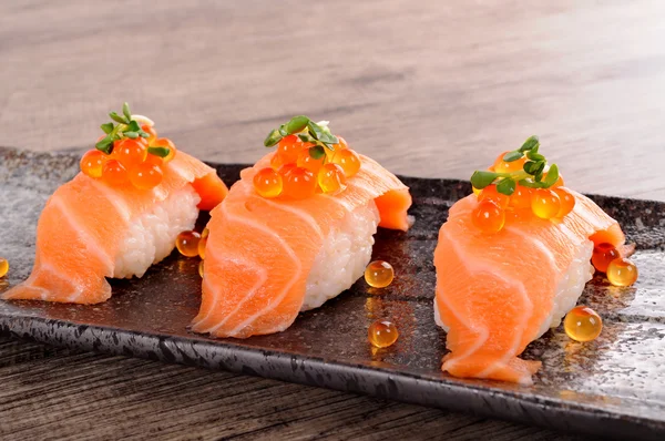 Sushis de saumon au caviar — Photo