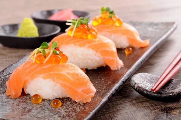 Sushi de salmão com caviar — Fotografia de Stock