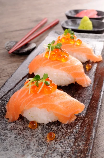 Sushi de salmão com caviar — Fotografia de Stock