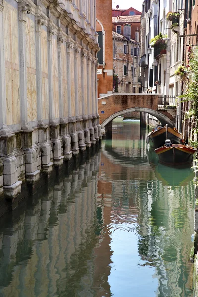 Канал и мост в Венеции — стоковое фото