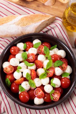mozzarella, domates ve fesleğenli caprese salatası