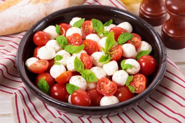 mozzarella, domates ve fesleğenli caprese salatası