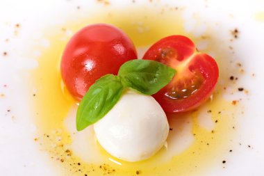 mozzarella, domates ve fesleğenli caprese salatası