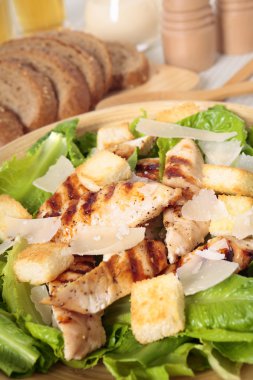 Kızarmış tavuk ve marullu Sezar salatası. 