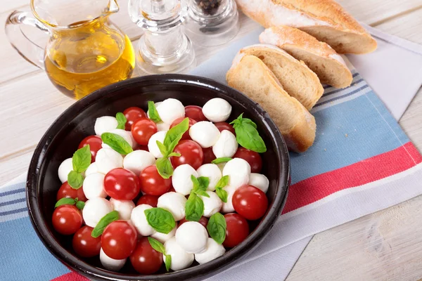 Sałatka caprese z mozzarellą, pomidorem i bazylią — Zdjęcie stockowe