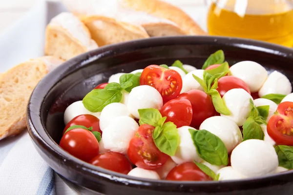 Kaprissallad med mozzarella, tomat och basilika — Stockfoto