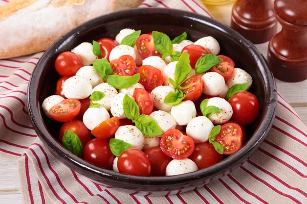 Kaprissallad med mozzarella, tomat och basilika — Stockfoto