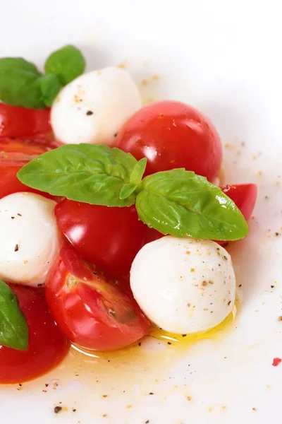 Kapperssalade met mozzarella, tomaat en basilicum — Stockfoto