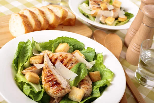 Caesar salad with griddled chicken fillet — Stock Photo, Image