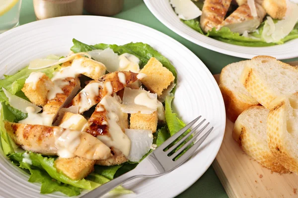 Salada Caesar com frango grelhado e alface — Fotografia de Stock