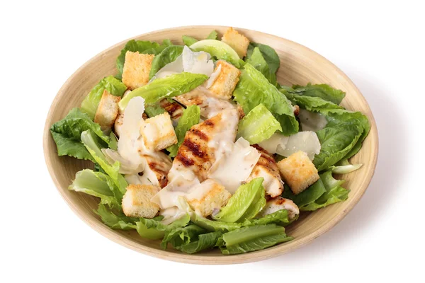 Salată de cezar de pui pe fundal alb — Fotografie, imagine de stoc