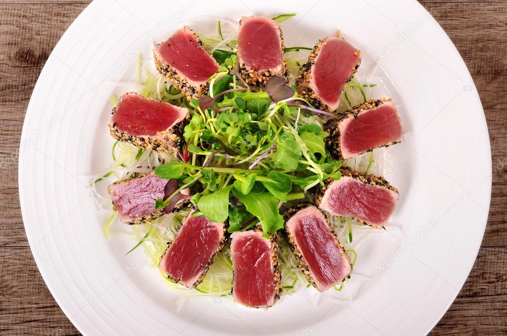 Seared tuna salad top view