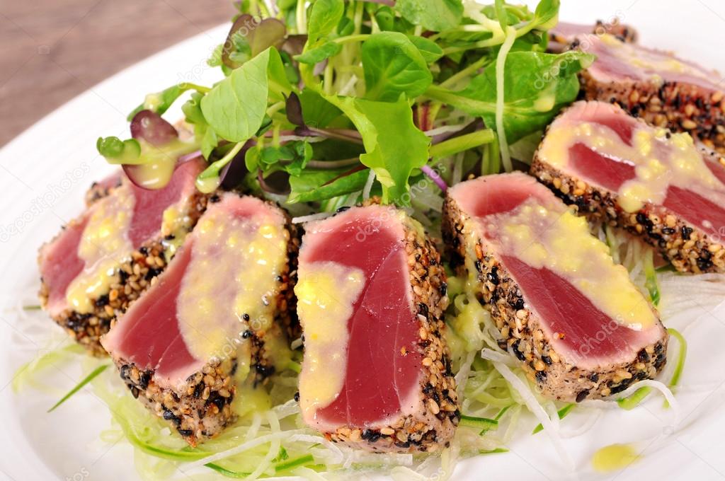 Seared tuna salad 