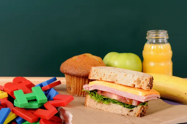 Almoço escolar com quadro-negro — Fotografia de Stock