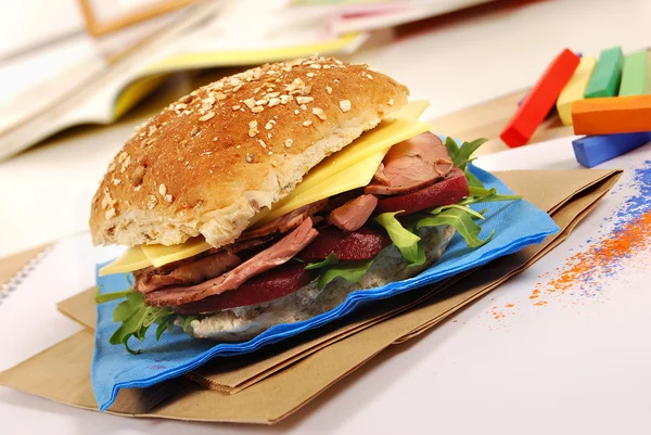 Iskolai ebéd sorozat: roll marhahúsos szendvics — Stock Fotó