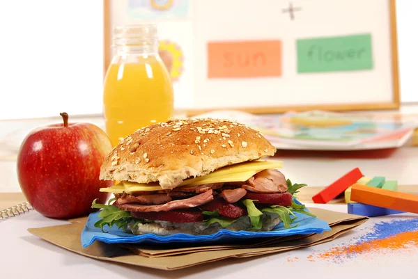 Iskolai ebéd sorozat: roll marhahúsos szendvics — Stock Fotó