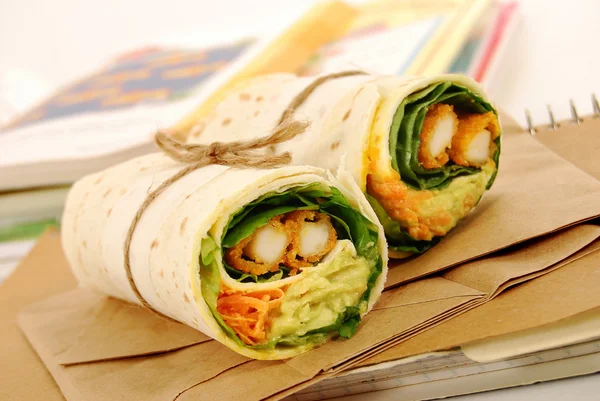 Iskolai ebéd sorozat: chicken wrap szendvics — Stock Fotó