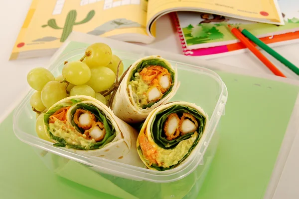Iskolai ebéd sorozat: chicken wrap szendvics — Stock Fotó