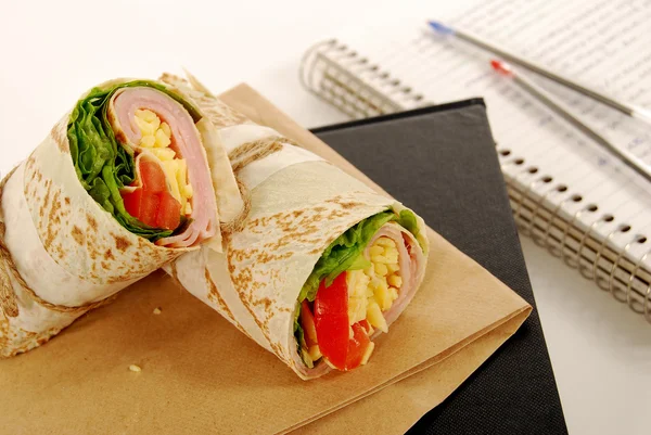 Iskolai ebéd sorozat: sonka és sajt wrap szendvics — Stock Fotó