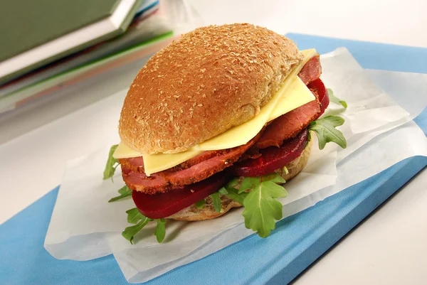 Iskolai ebéd sorozat: pastrami szendvics roll — Stock Fotó
