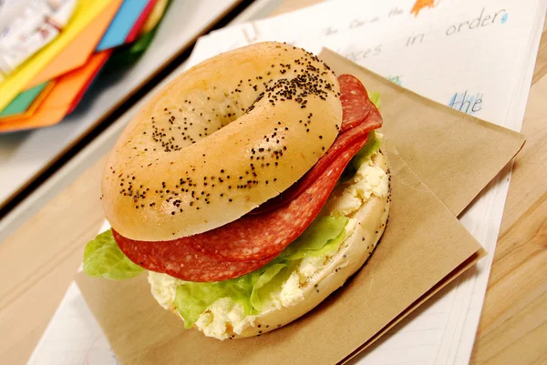 Iskolai ebéd sorozat: szalámi bagel szendvics — Stock Fotó