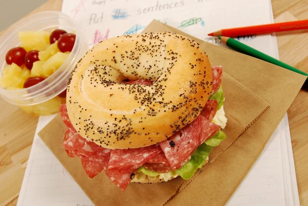 Iskolai ebéd sorozat: szalámi bagel szendvics — Stock Fotó