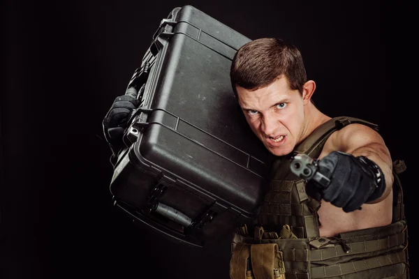 Soldaat of particuliere militaire contractant gericht met een pistool en — Stockfoto