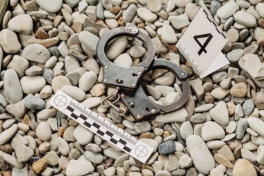 Crime scene Investigation. Açık havada sürüklenen kelepçe 