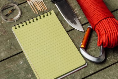 Hayatta kalma havai görünümü dişli hayatta kalmak için ekipman ve defter