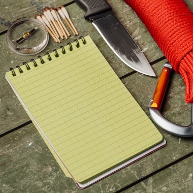 Hayatta kalma havai görünümü dişli hayatta kalmak için ekipman ve defter