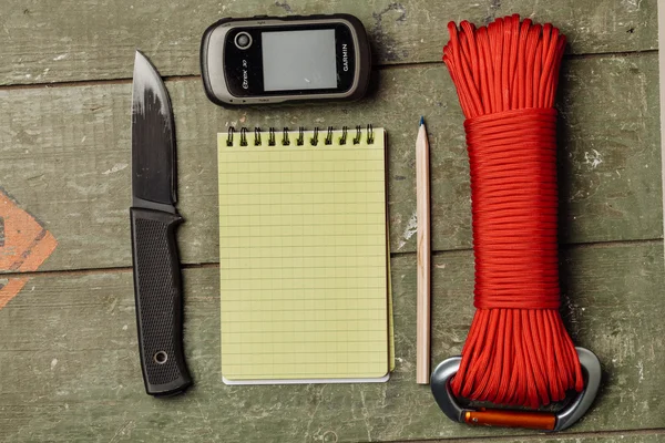 Vue aérienne de l'équipement de survie pour survivre et carnet de notes — Photo