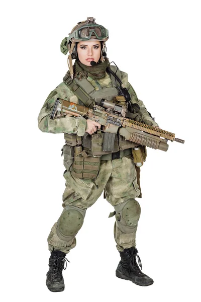 Bela Jovem Soldado Com Arma Posando Contra Fundo Branco — Fotografia de Stock